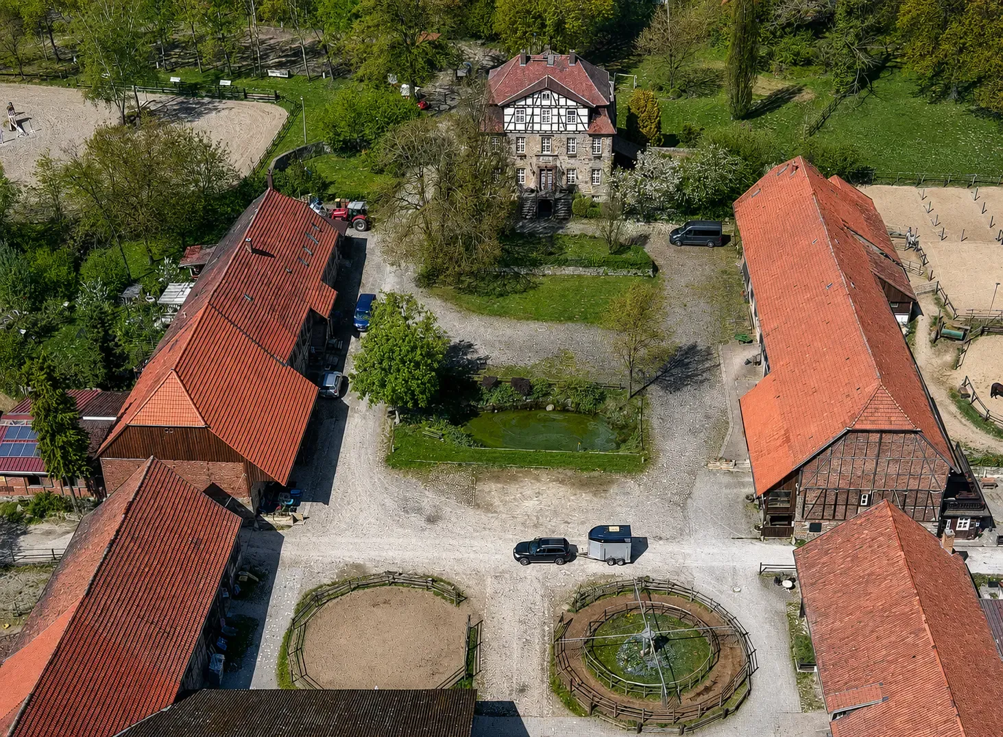Luftbild von Gut Waitzrodt mit Gutshaus, Stallgebäuden und Reitplätzen